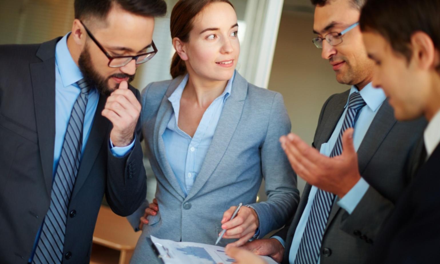 Formation en analyse budgétaire avec graphiques et documents financiers