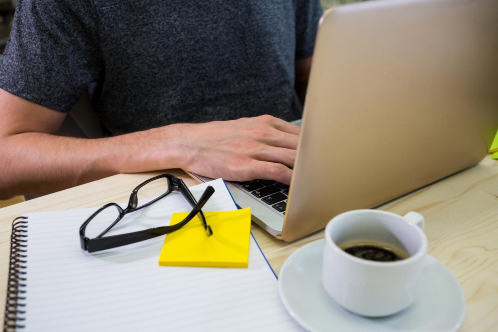 Session de formation financière en groupe avec tableaux et calculatrices